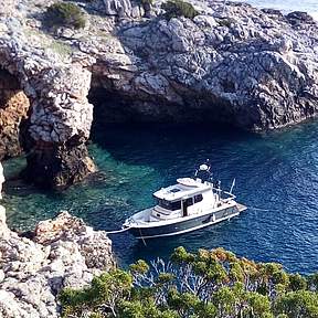 Discover beautiful coves by boat
