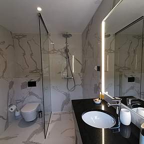 Großes Badezimmer mit Dusche in der Ferienvilla